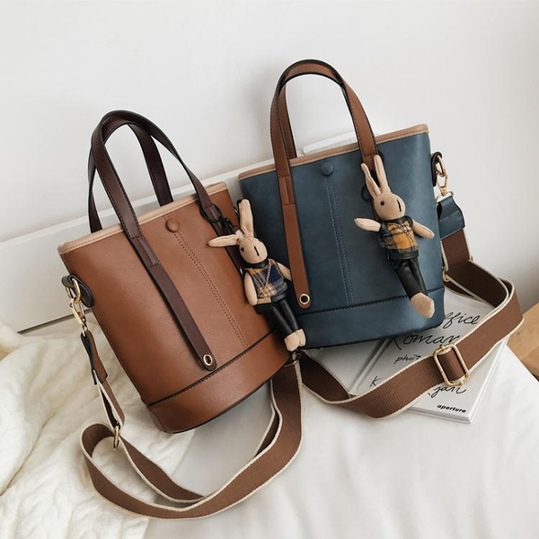 水桶包 ins網紅洋氣小包包女2021新款百搭寬帶側背斜背包時尚手提水桶包 新品