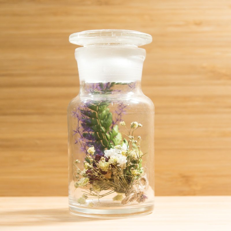 ❉出品：微景設計工作室「植物就是最好的禮物，讓自然與我們更親近」 ❉創意：這是是實驗室中的集氣瓶，我們將各種配色的乾燥花封印在透明的空氣裡。 ❉功能：不要輕易打開，不然封印在瓶子裡的空氣會跑掉喔！ ❉