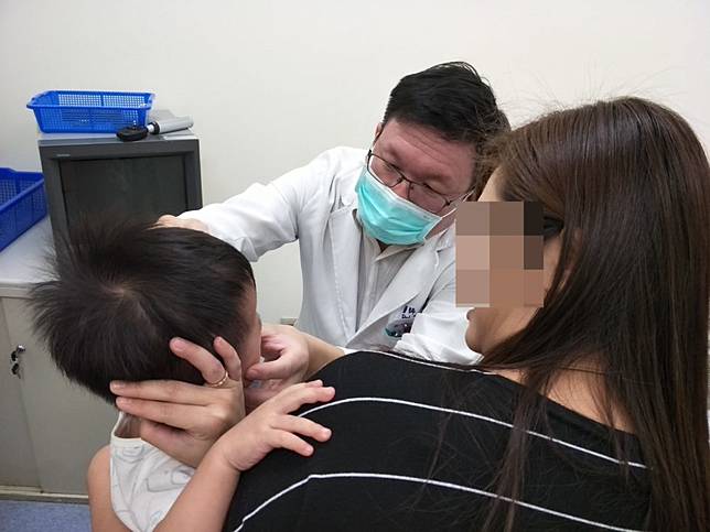 嚇壞人！2歲童狂揉眼睛噴流「血淚」  禍首原來是出血性結膜炎