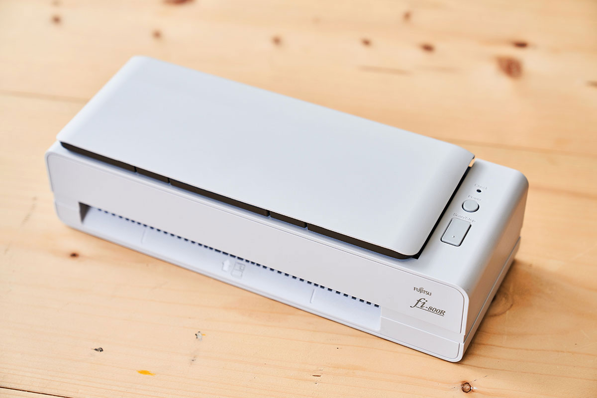 外型小巧，功能全面！Fujitsu fi-800R 高效率自動進紙掃描，手冊與證件等厚文件也難不倒它！