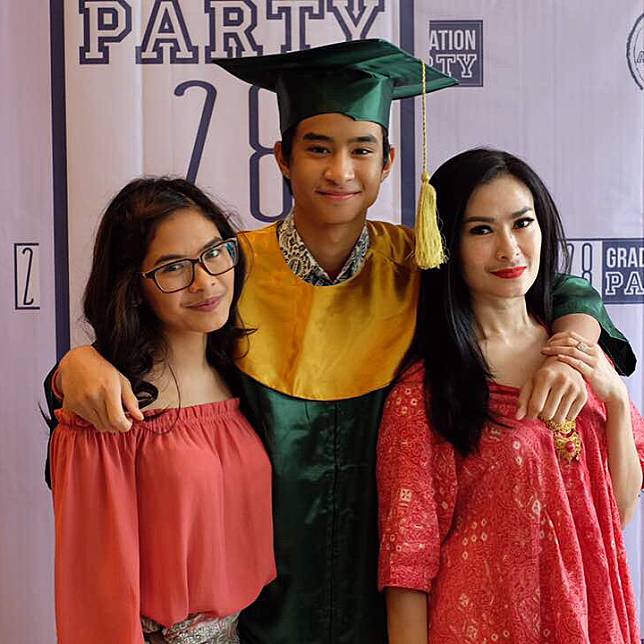 Begini Potret Bahagia 5 Artis Saat Hadiri Wisuda Sekolah Sang Anak