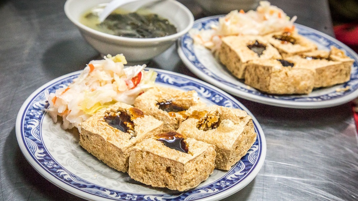 免費紅茶、熱湯無限喝！台中人激推６家臭豆腐：50年老店、爆量泡菜堆成山