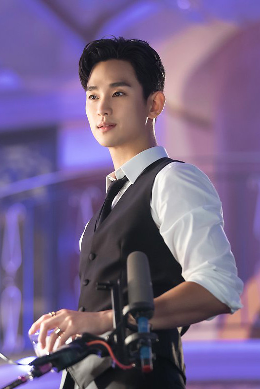 《雖然是精神病但沒關係》金秀賢退伍後男人味爆發！超童顏娃娃臉都沒變