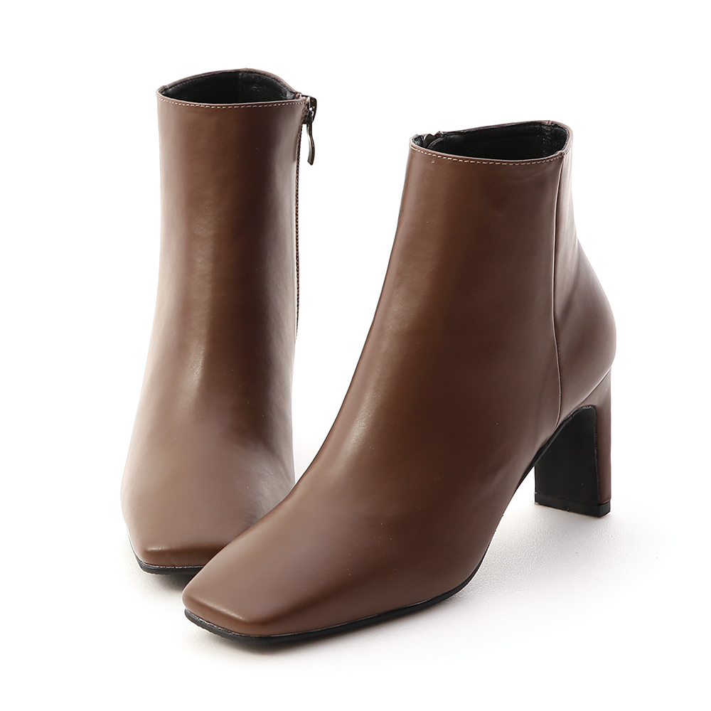 ．秋冬必備超好看方頭短靴 ．超有型的復古方頭鞋型時髦度100% ．簡單的素面造型具有高度的實穿性 ．最有特色的地方就是它的鞋跟 ．側面看是細跟，背面看是粗跟超特別 ．7cm的跟高完美打造美腿效果 ．貼