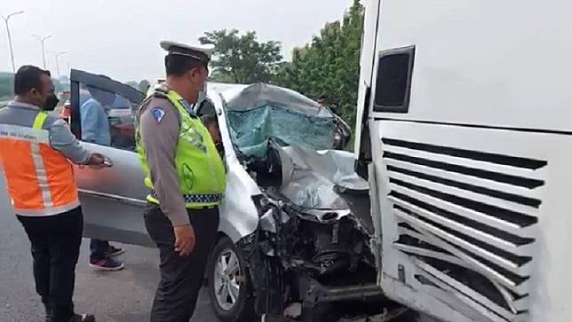 Kecelakaan di ruas Tol Cipali, Subang, Jawa Barat menyebabkan dua orang tewas dan empat orang luka-luka, Sabtu (22/1/2022). (Foto: Yudy Heryawan).