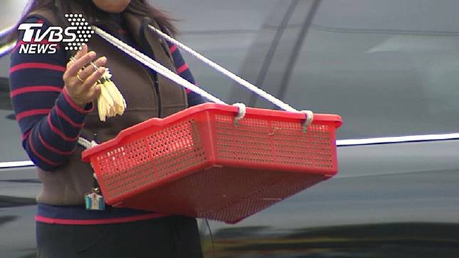這時許多駕駛會掏錢購買玉蘭花。(示意圖／TVBS)