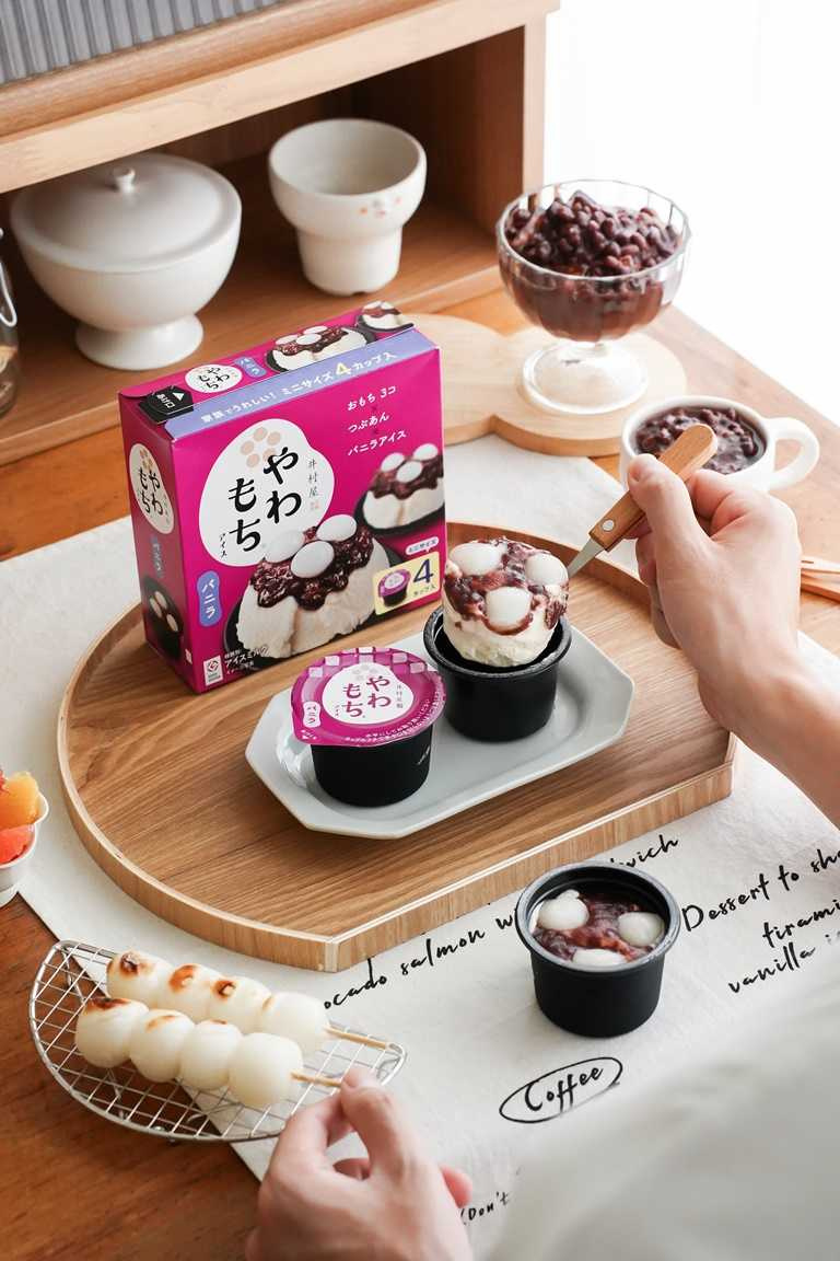 「白玉紅豆冰淇淋」，以濃郁的香草冰淇淋為基底，淋上日式紅豆顆粒醬汁，搭配彈牙的日式麻糬，讓你品嚐到道地日式的和菓風味。