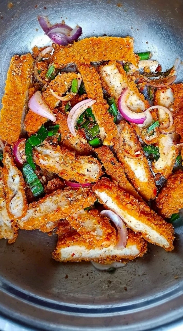 ยำไก่กรอบแซ่บซี๊ด