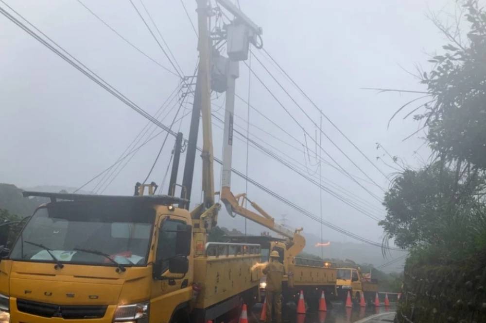 強颱「軒嵐諾」吹翻東北角 基隆及新北近3千戶停電 上報 Line Today