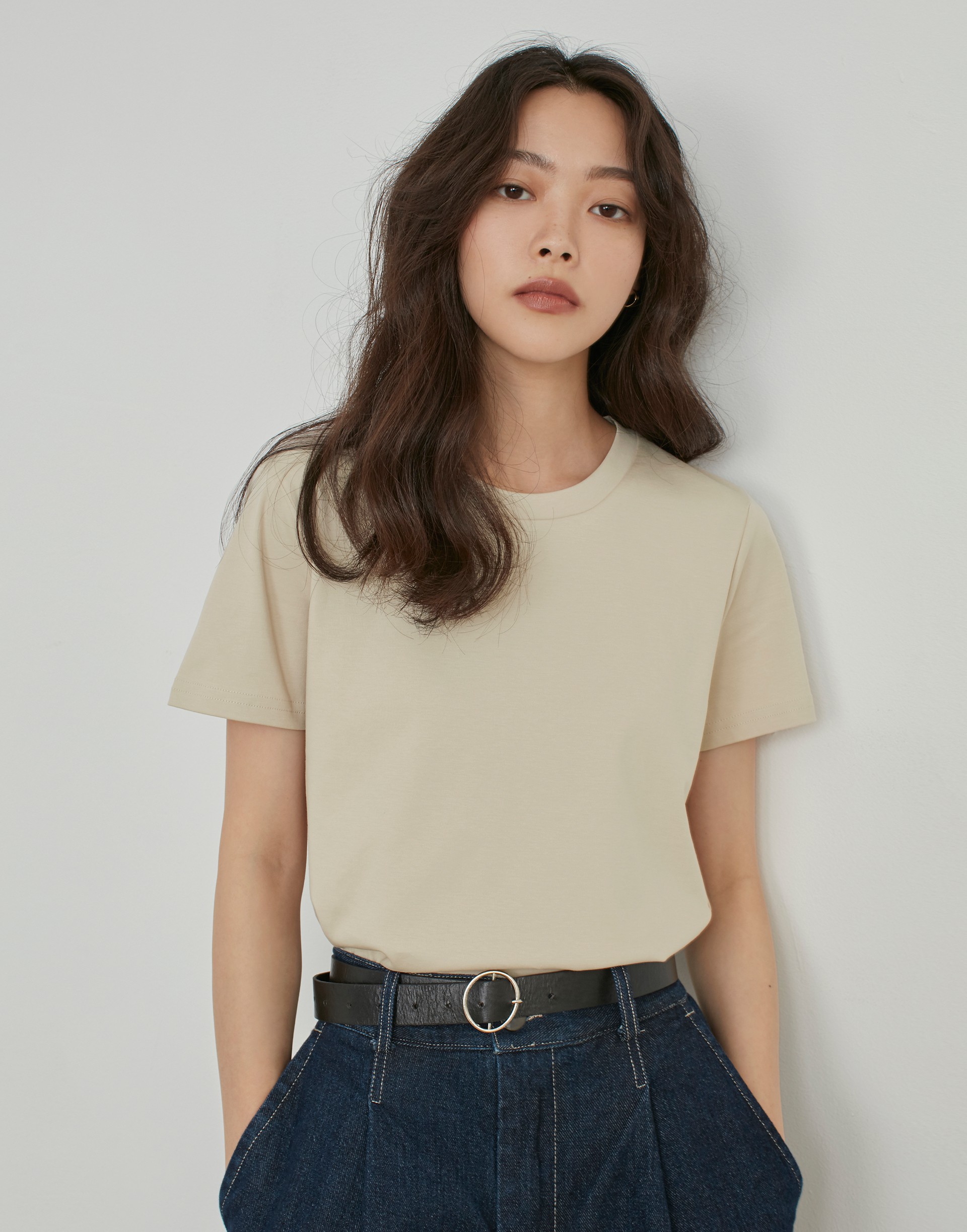 彈性：微彈 帶有挺度的棉料、耐看質感的低彩度色系、簡單百搭的版型