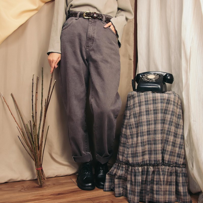 ●商品敘述: 鈕釦拉鍊式，共兩個側口袋右側有一小袋及兩個後口袋，後方皮標有歲月痕跡