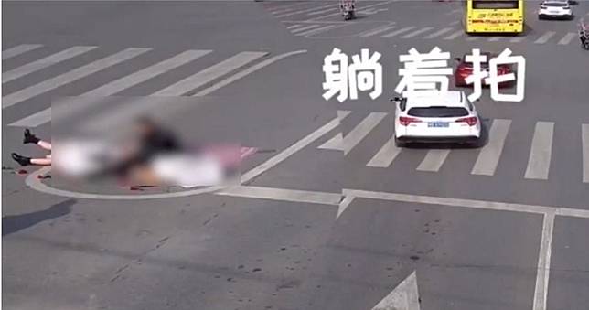 新人「躺斑馬線」拍婚紗　網友酸：是想喜事變白事？