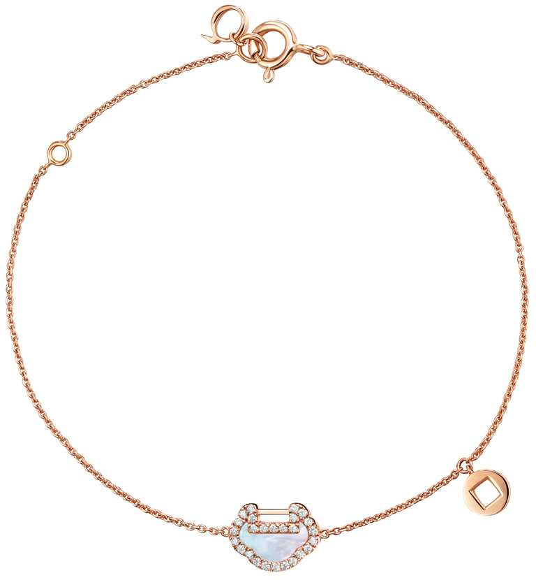 Qeelin「Petite Yu Yi系列」18K玫瑰金鑲鑽珍珠母貝手鍊╱43,500元。（圖╱Qeelin提供）