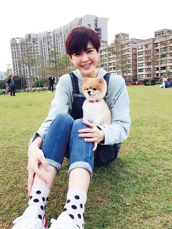 愛犬小Boo驟逝後，鄒寧恩難過不已，直到小Boo入夢裡向她溫馨道別，她才稍感寬慰。（圖／翻攝自鄒寧恩臉書）