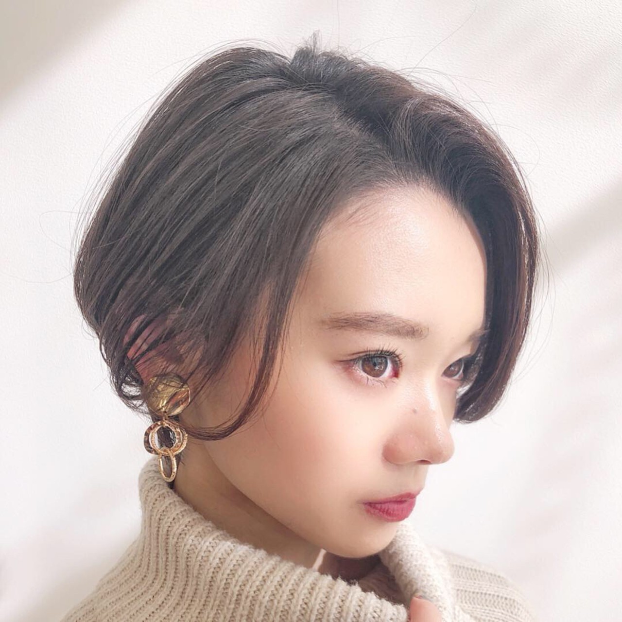 ショートヘアで小顔見せする法則大公開