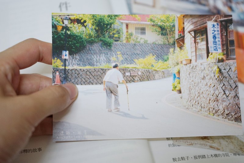 迷路‧風景(相遇在這裡)-明信片 迷路是採索未知國度的最佳方法! :D 不擅長看地圖的我，經常在旅遊時迷路，以前總會擔心和害怕，但現在反而享受當中，因為走進未知的國度，使我對這個城市更好奇，更想看景點