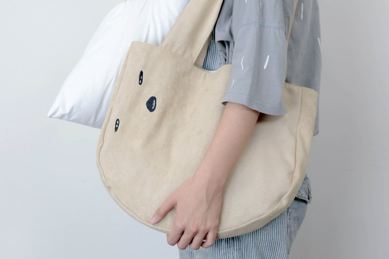 樹懶每天都在睡覺 那是他的工作 他非常的敬業 現在...甚至要睡在你的肩膀上～