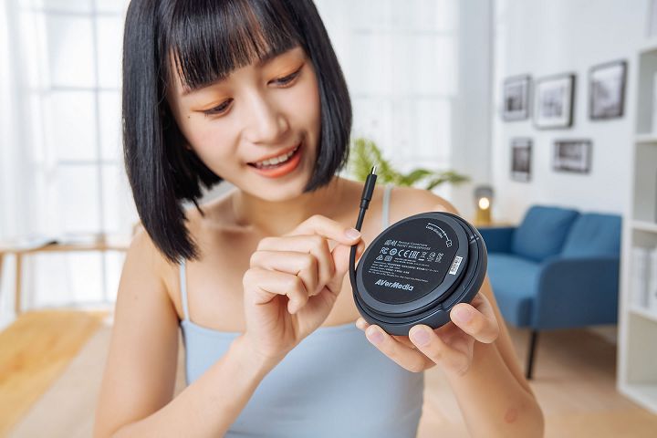 在底座位置留有線槽，可以輕鬆收納傳輸線，外出時不用擔心會忘記多帶一條線。