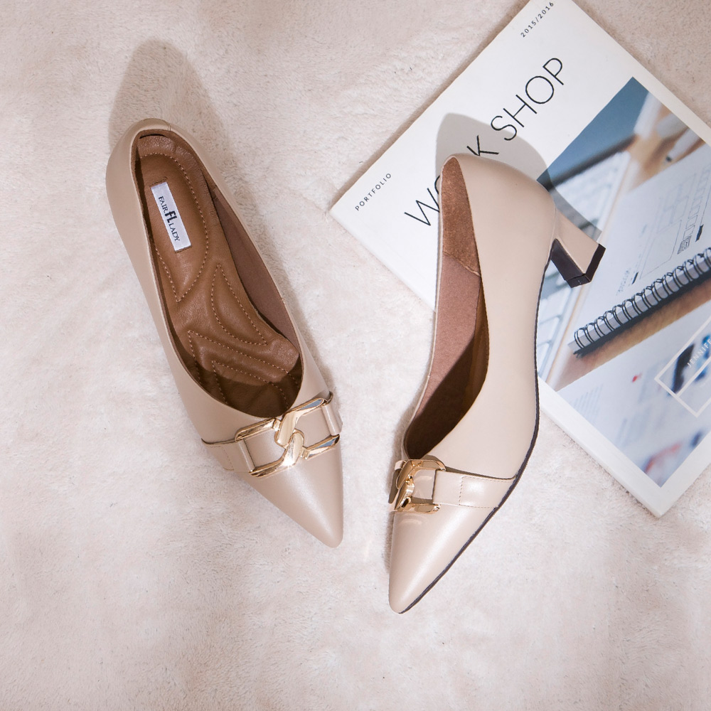 【新品】芯太軟 質感造型飾釦尖頭小貓低跟鞋 復古杏 (602586)