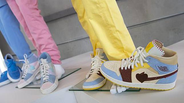 Sneakers Nike Air Jordan, Nike Air Sneakers dan dan Blue converse All-Star anggota BTS, Suga, Jin dan V pada video klip 