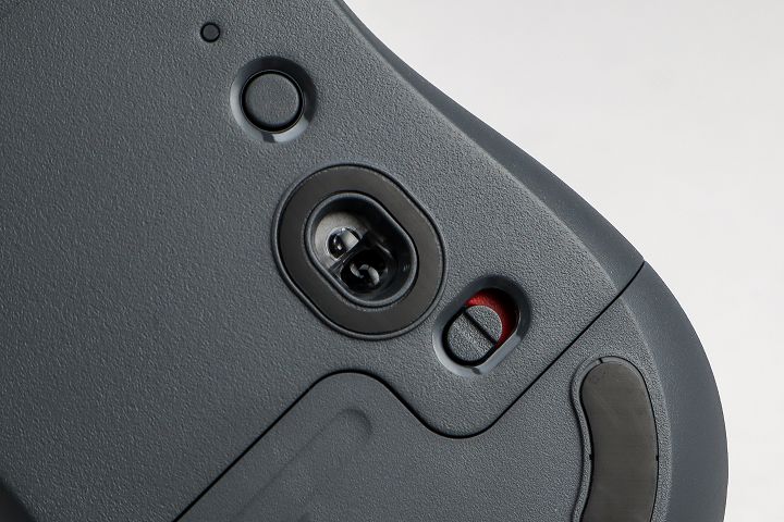 支援藍牙與 Logi Bolt 無線接收器 ，並保有實體電源開關。