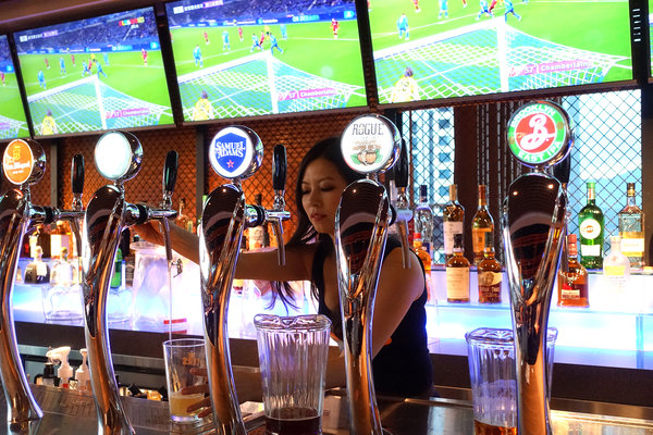 Hooters信義店-遠百信義A13餐廳推薦，HOOTERS美式餐廳大遠百14樓信義店，近看101及百萬級景觀的遠百深夜食堂，遠百信義A13聚餐餐廳