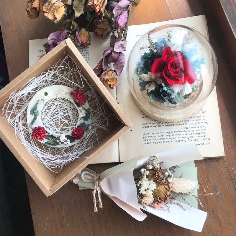 **可免費客製玻璃球內加字卡服務，僅限15個中文字,25個英文字母以內** 蒔嚐經典福袋B套餐/熱銷經典/永生花小玻璃球+香氛磚+小花束 a.永生花小玻璃球 b.香氛花磚 c.小花束