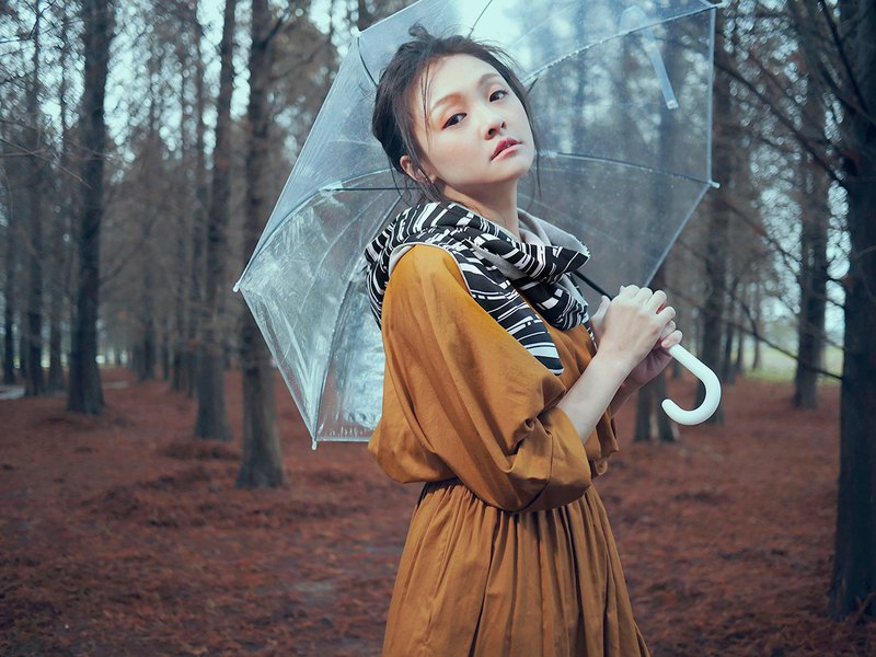 Isolated Island 系列圍巾，圍起來後面有一個帽子 每個人，都是一座孤島 儘管生命再寂寞， 都要呼吸成真實的自己。