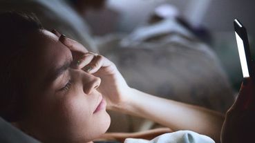 明明很累，一定要滑完手機才捨得睡？專家警告：「毛孔越來越粗大就是這樣睡來的」3招教你擺脫