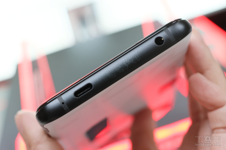 底部的 Type-C 連接埠一樣不是置中配置，且仍保留 3.5mm 耳機孔。