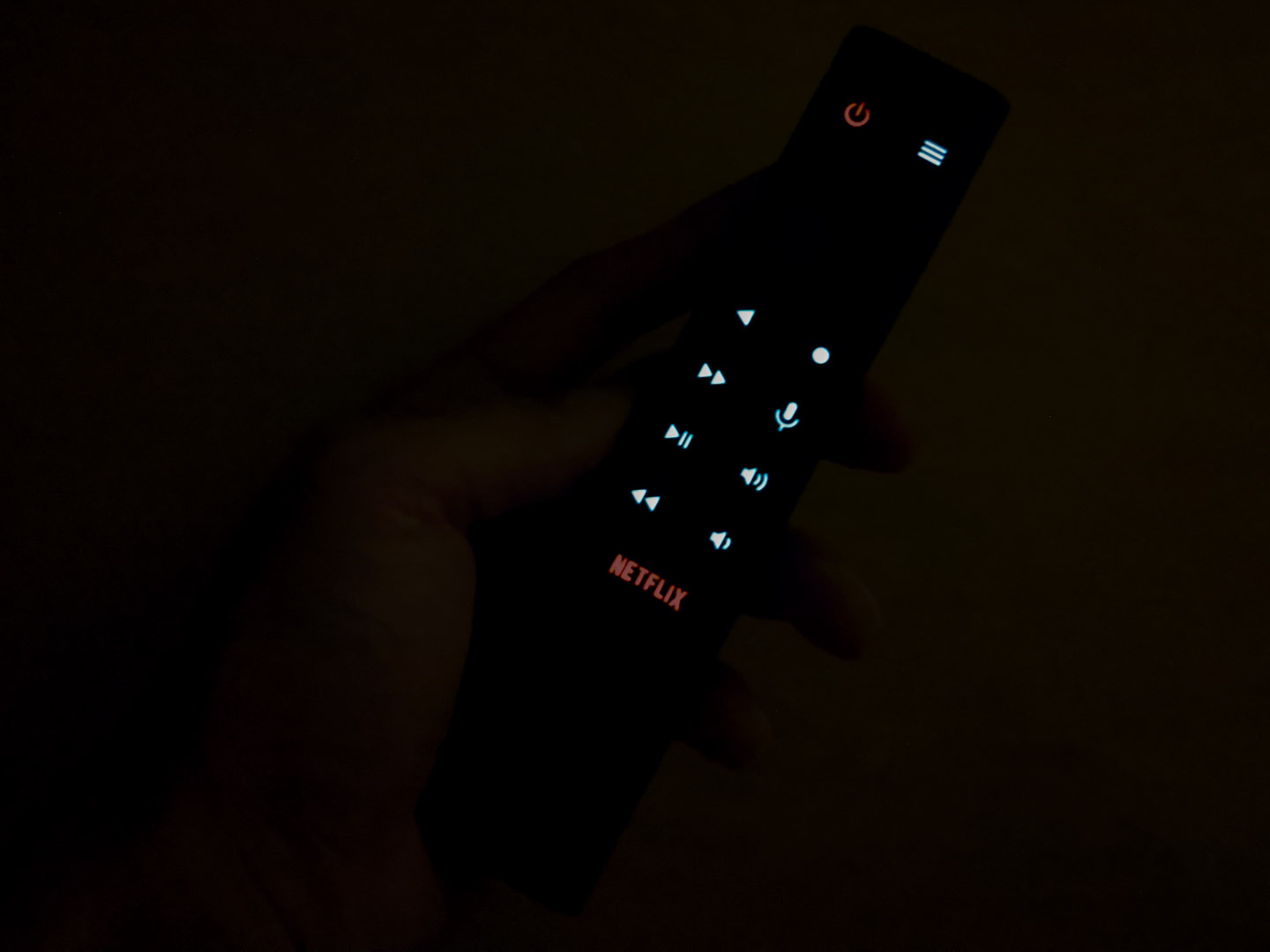 搖控器的按鍵具有背光，會在拿起時自動點亮，方便在昏暗處看清楚按鍵。