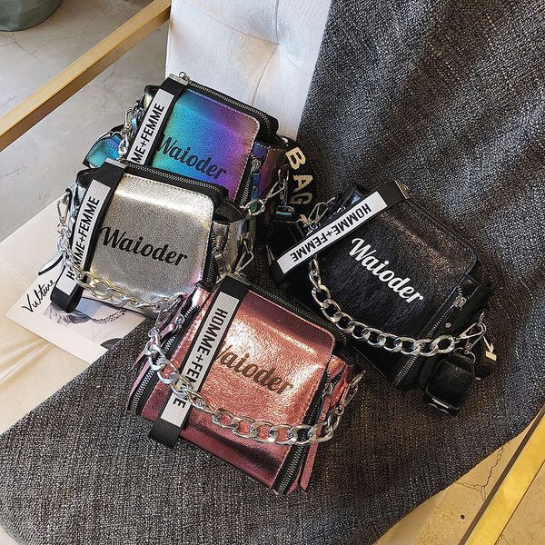 商品介紹 商品內容 ▪搖滾甜心亮面包 手提包 斜肩包 x 1個 注意事項 ‧ 網路購物享有七天鑑賞期，如有不當使用及破壞產品及其包裝等異常使用情形，恕不提供退換貨。 ‧ 新品不良都可免費換新，請消費者