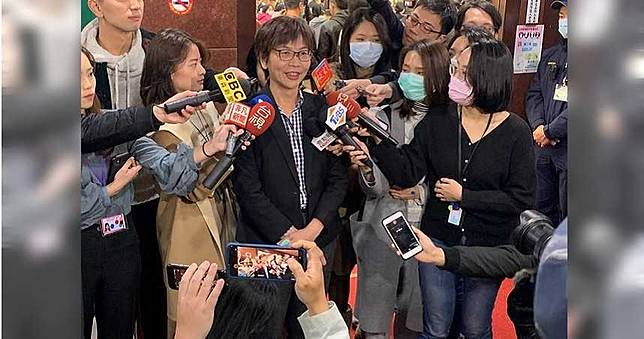 蔡宜芳爆哭坦承戀情　蔡壁如：「保母太盡責」