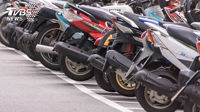 原PO好心幫阿桑移機車。示意圖／TVBS