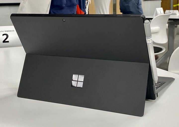 微軟 Surface Pro 7 售價 28,088 元起、七色鍵盤自由配，同場加映 Laptop 3 預購中