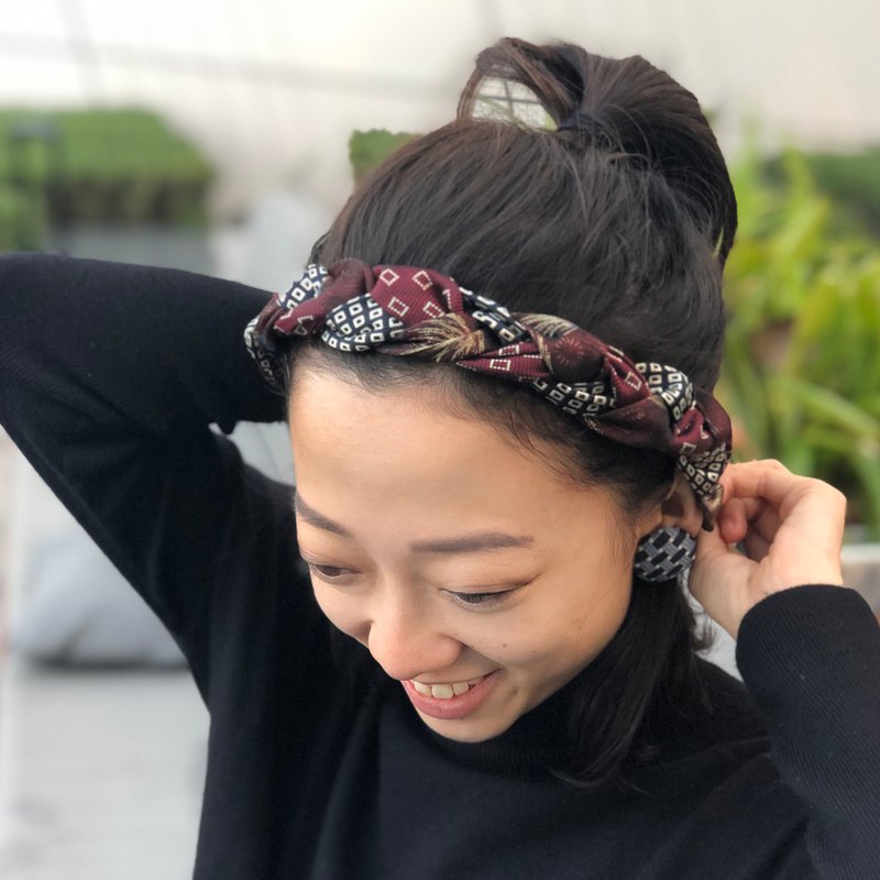 無論是天生自然捲或者懶得打理頭髮的你，都可以輕鬆打造獨一無二的造型。您還可以提供頭圍和喜愛的領帶給我們，訂製專屬的髮帶或帽子唷 ?