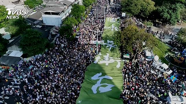21日在高雄市舉辦的罷韓遊行，主辦單位宣稱有50萬人上街頭。(圖／TVBS)