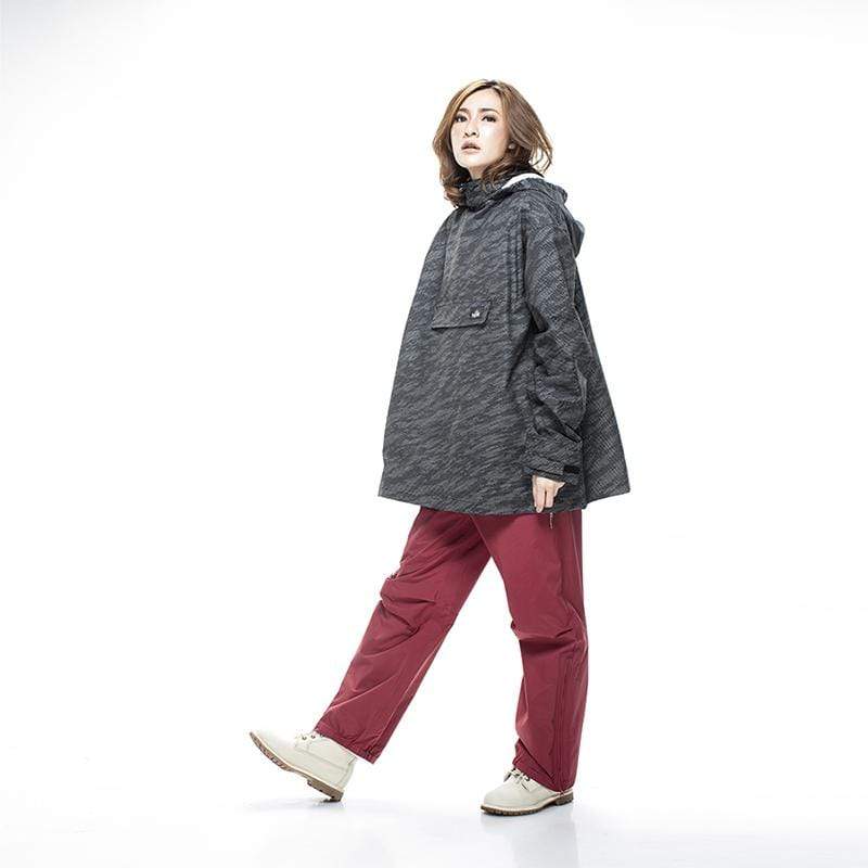 產品特色 輕薄+舒適+快速穿脫! 100%台灣製機能布料，微多孔技術高防水透氣佳 膝蓋增加可彎曲範圍，布料超耐磨，動能再升級 腰部雙向拉鍊，褲管預留寬度，穿卸便利免脫登山鞋 ＊機能服飾,使用期限約２～