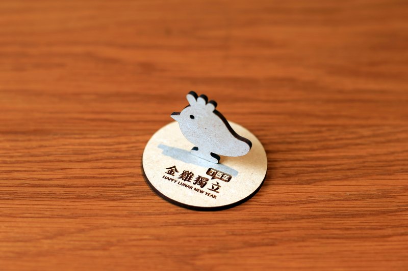 尺寸 長：6cm / 寬：6cm Features特色 ● 使用環保回收集成材「密迪板」製作。 ● 使用雷射雕刻，精細度高，質感佳。 ● 可自行使用作為裝飾，也可以作為交換禮物贈送。 ● 原型木質素色