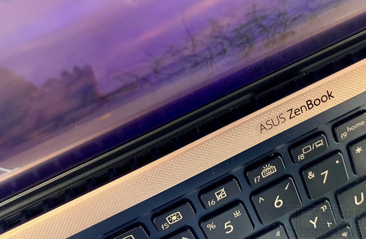 Asus ZenBook 14 UX433FN 評測：全球最小 14 吋筆電，螢幕占比 92%、觸控板變數字鍵