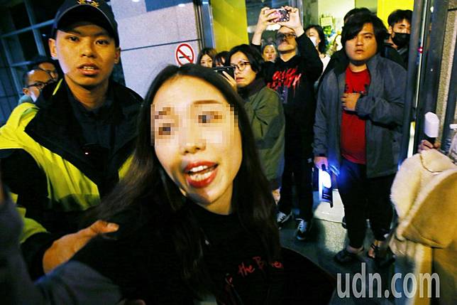一名中國籍女子因在蔡依林演唱會拍攝，違反規定遭請出場，因情緒不穩攻擊現場拍攝媒體。記者曾原信／攝影