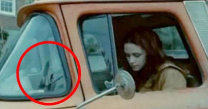 20個經典電影超爆笑穿幫鏡頭！《哈利波特》飄浮不是魔法，是靠鋼絲啦！