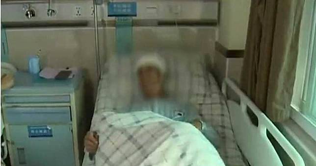 生吞蛇膽治百病？　醫開腦拉出11公分巨蟲：差點癱瘓！