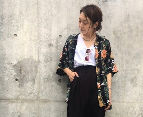 日本女生這樣穿！用夏日印象強烈的花襯衫穿出四種不同的風格樣貌