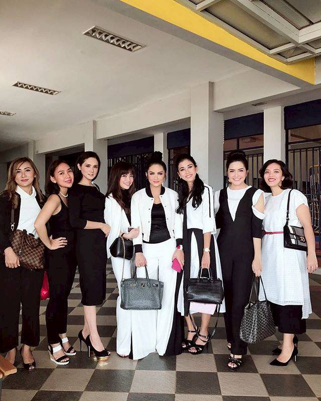Mulan Jameela berfoto bersama artis