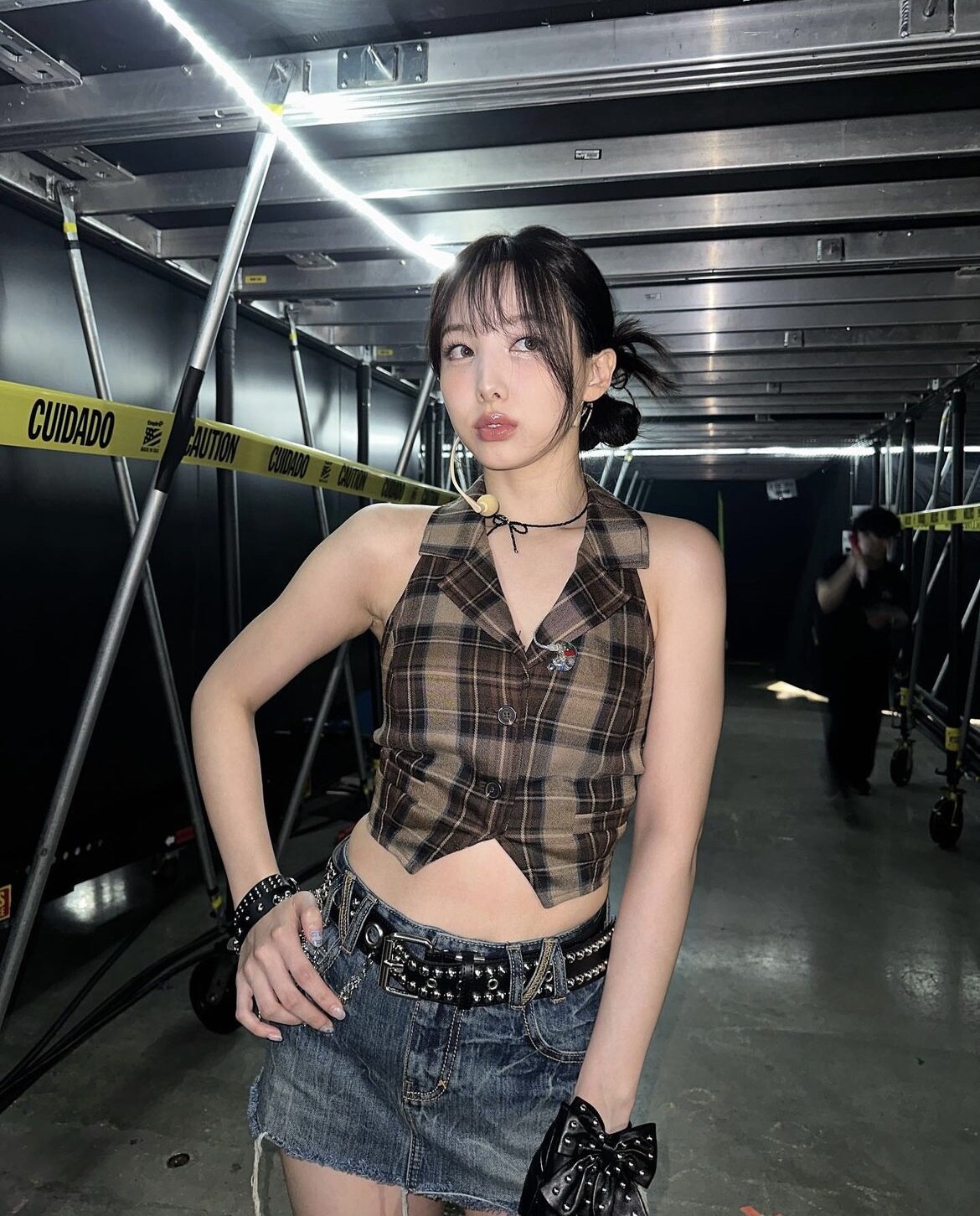 你離時尚只差一個皮帶！女團打歌都在穿的Y2K低腰皮帶時尚、辣妹必備美式復古大logo