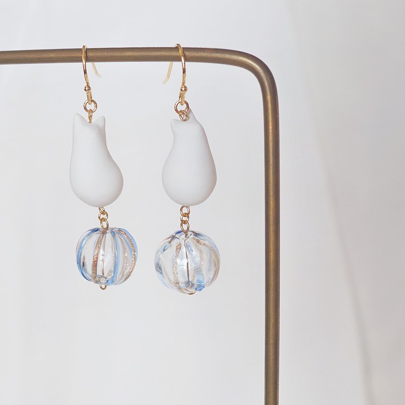 由黏土捏製而成的貓咪，經過烤制，顏料上色，乾燥，塑形，手工裝配， 非常適合喜歡手工製作獨特風格的妳