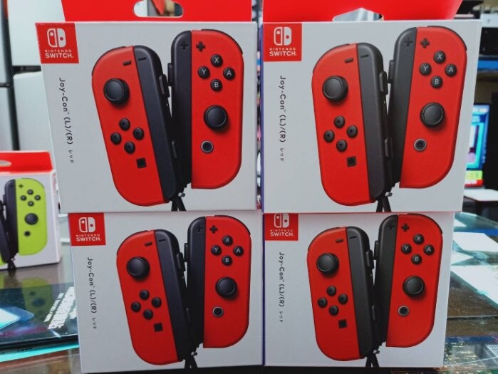 ▉ 內建速度感應器以及陀螺儀 ▉ 搭載了能夠抓取距離、物體形狀及動作的動態IR相機 ▉ 能夠展現細微震動的「HD 震動」 ▉ 還有NFC能讀取amiibo等資料 ▉ 新色登場！任天堂NSwitch原廠