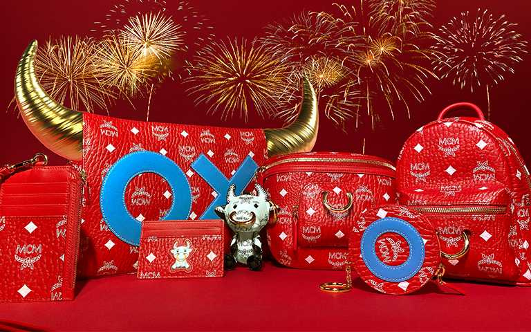 Stark Bebe Boo Visetos New Year 後背包/NT27,500，New Year Visetos 系列皮革Klassik 斜背包/NT19,500，Visetos 新年Ox吊飾/NT8,000。（圖／MCM提供）