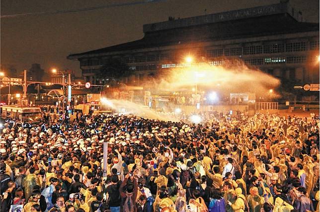 反核群眾2014年上街要求停建核四遭警方驅離獲國賠。本報資料照片